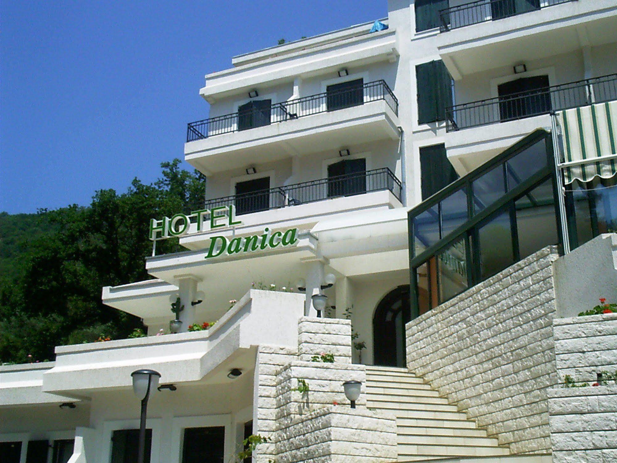 Hotel Danica Petrovac Exterior photo